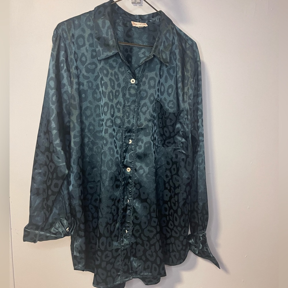 Olive, Hem and Thread long sleeve button down blouse